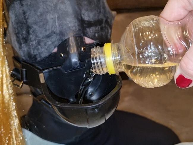 Download: LiesaBDSM - Mein Sub muss meine Pisse trinken - ganz normaler Abend-Drink :)