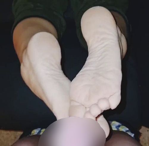 Download: LiesaBDSM - Fußfetisch und KG: Ein echter Sklave hält aus, erträgt, wird geteased bis zur EXTASE,die nicht kommt