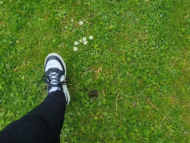 Download: LiesaBDSM - Fetisch im Park: Turnschuhe, weiße Socken, nackte Füße