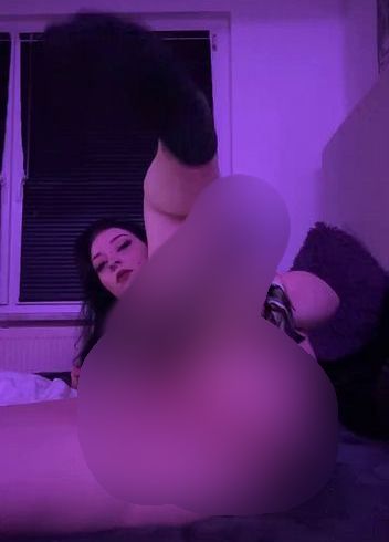 Download: Lilly-Herzog - zum ersten Mal dabei gefilmt wie ich mir im Bett dann mal den Kitzler massiere!