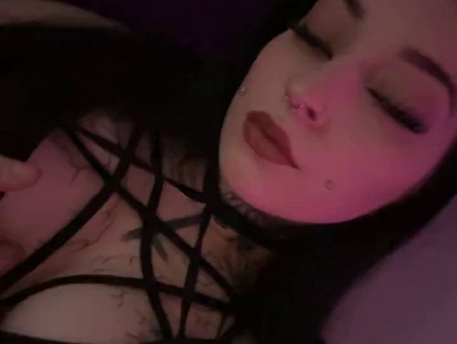 Download: Lilly-Herzog - wer zieht mir den BH auch noch aus damit meine Nippel ein bisschen spitz werden?