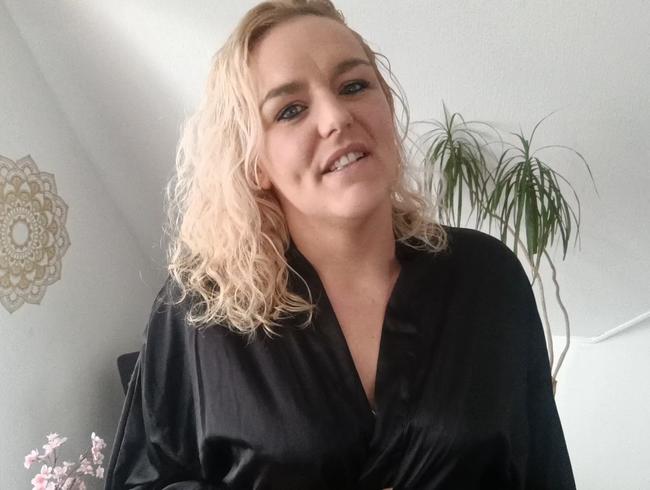 Download: Lilly_33 - OMG! Ist das wirklich passiert? 1x in Unterwäsche auf Porno Seite!