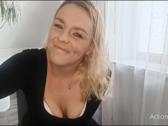 Download: Lilly_33 - Ist das noch legal??? Zum ersten Mal Muschi gezeigt.