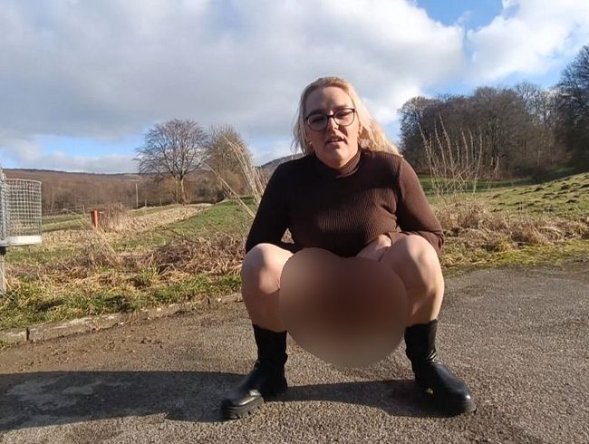 Download: Lilly_33 - DAS darf keiner sehen!!! Konnte Pipi nicht mehr halten!