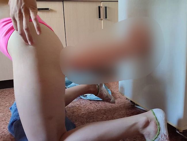 Download: Lilybarby - Monsterdildo fickt ihre enge Muschi