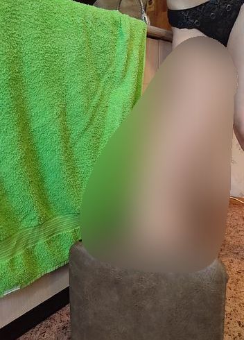 Download: Lilybarby - Petite MILF wird auf einem riesigen Monsterdildo aufgespießt