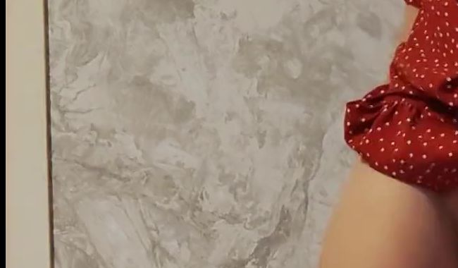 Download: Lilybarby - Ich genieße den riesigen Dildo und seine Hand in meiner Vagina.