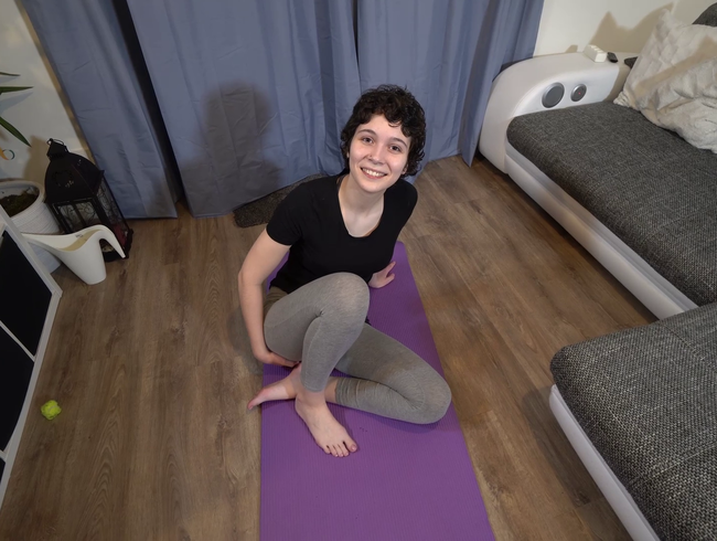 Download: LinaLynn - 100% AMATEUR! Beim Yoga überrascht und komplett aufgerissen worden!