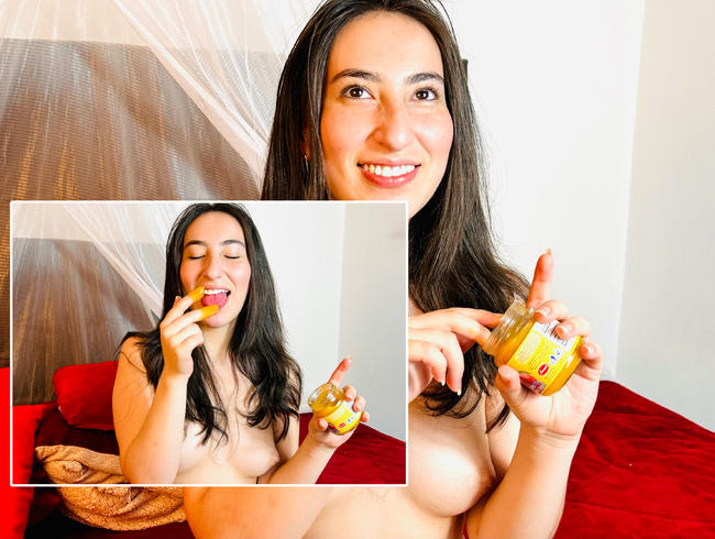 Download: LinaMonsalve - sucking my compote from my fingers