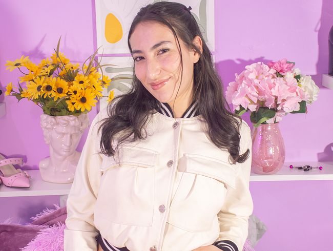 Download: LinaMonsalve - Lina Monsalve spielt mit ihrer weißen Lederjacke!!!!