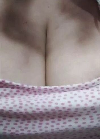 Download: LinaTits - Brustwarzen in deiner Nähe