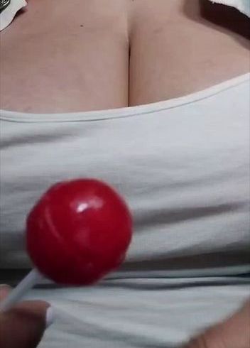 Download: LinaTits - Die Süßigkeit, die meine Brüste berührt