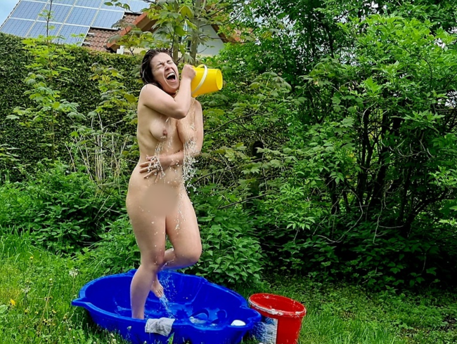 Download: LinaWinter - VOUYERVIDEO - Eiskalte Dusche unter Beobachtung