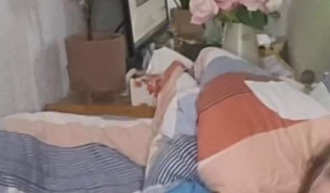 Download: LioEst - Junge Nymphomanin besorgt sich in allen Löchern selbst
