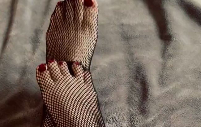 Download: Lisa_Cumming - Meine schönen Füßen in Nylonstrümpfen