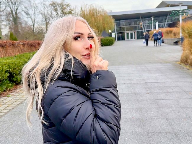 Download: Lisa_Sophie - Riskanter Squirt Fick mitten in der vollen Therme!