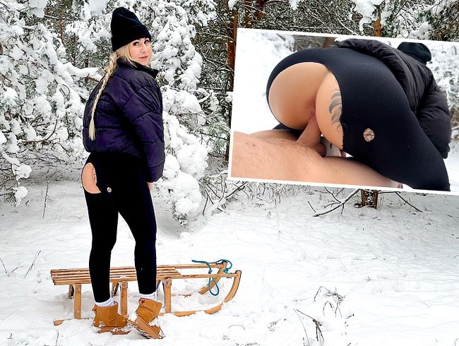 Download: Lisa_Sophie - Beim Rodeln hart reingerutscht - Outdoorfick bei -8 Grad