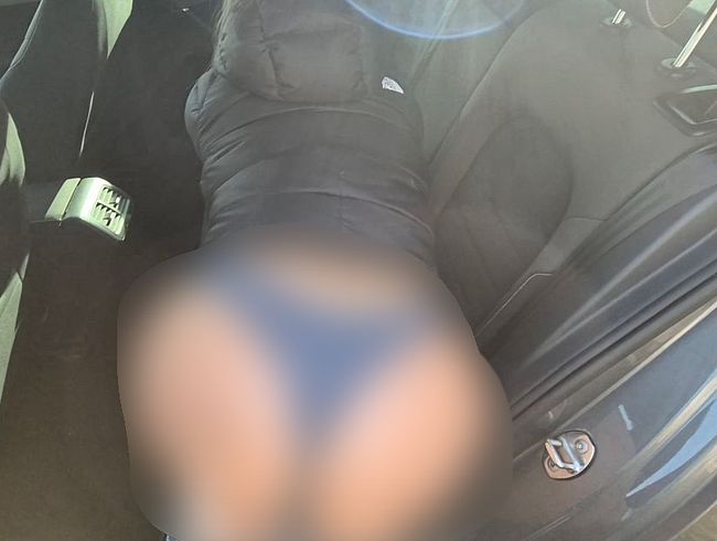 Download: Litclit - Nach einem geilen Blowjob am öffentlichen Parkplatz fickt er mich Doggy aufm Rücksitz seines Autos !