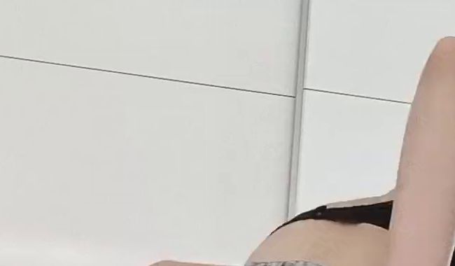 Download: LittleKimy - Striptease und heiße Muschi-Masturbation ??