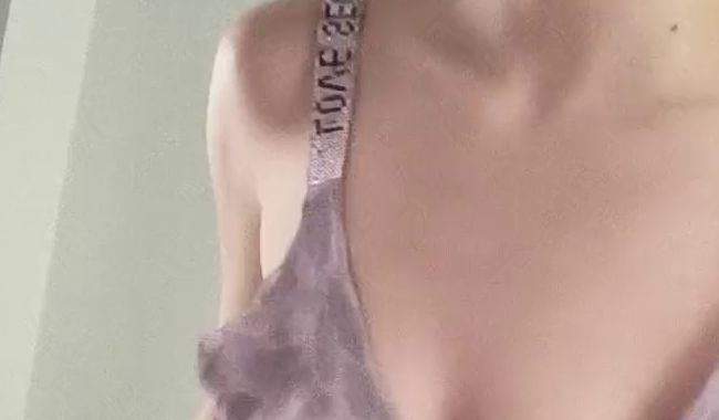 Download: LittleKimy - Tittenmassage und Muschi-Massage