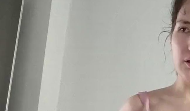 Download: LittleKimy - Auf einem Pferd reiten, während Kimmy sich auszieht ??