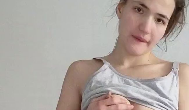 Download: LittleKimy - Striptease und harte Brustwarzen