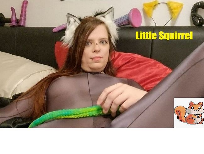 Download: LittleSquirrel - Kitten im Nylon Suit ... bin rattig und hab mein dildo dabei