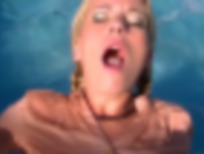 Download: LittleSue - Ich will deinen Schwanz tief in meiner Fotze spüren!