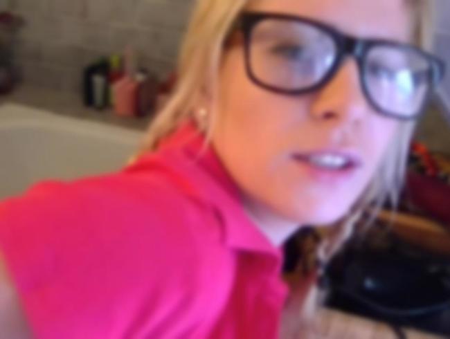 Download: LittleSue - Für Natursektfans! Pisse schlucken und Pussy zurotzen!!!