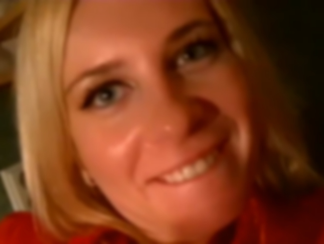 Download: LittleSue - Mitten beim Abwaschen mit warmer Pisse überrascht und gefickt!