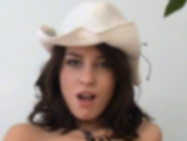 Download: LittleSue - Strapse, Nylons und ein Dildo tief in meiner warmen Muschi!