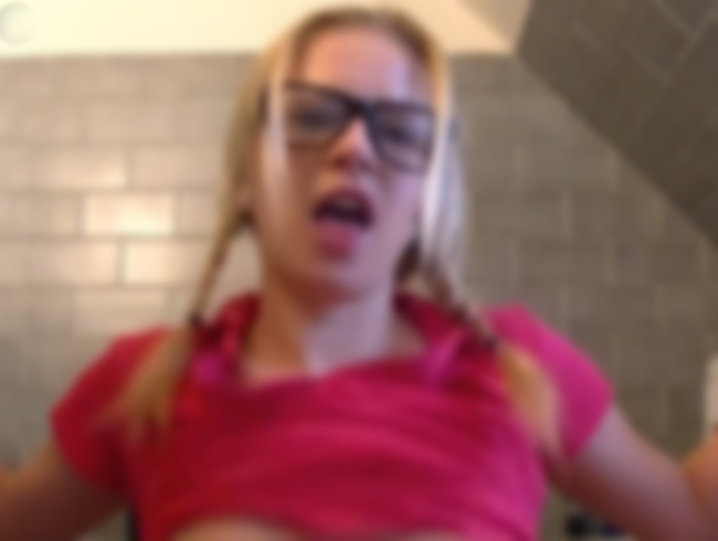 Download: LittleSue - Pisse im hohen Bogen und dann wurde ich in Nylons gefickt!