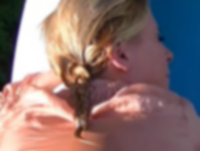 Download: LittleSue - Es ist so heiß, bitte fick mich heute im Pool!!!