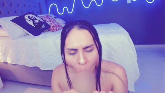 Download: LizzieJenner - Mein Glücksmoment, die Gesellschaft ist meine Muschi. Ich verwöhne ihn bis zum Schluss.