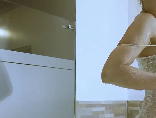 Download: LizzieJenner - Sich gleichzeitig anziehen und duschen: eine sehr heiße Kombination