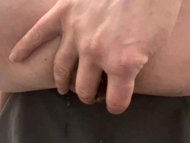 Download: Lola84foryou - Der Schokoriegel verschwindet in meinem Arschloch