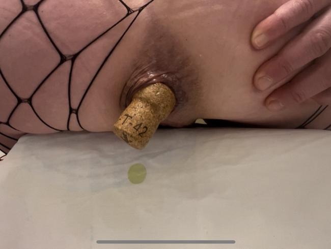 Download: Lola84foryou - Analspiele mit Korken und Pipps