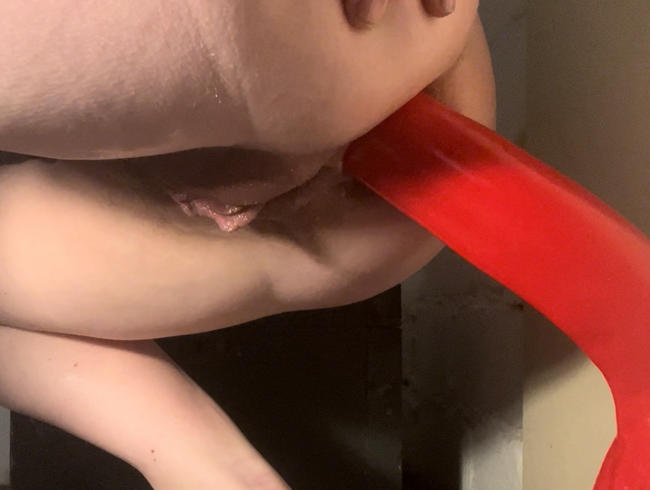 Download: Lola84foryou - Roter Riesendildo in meinem Arsch