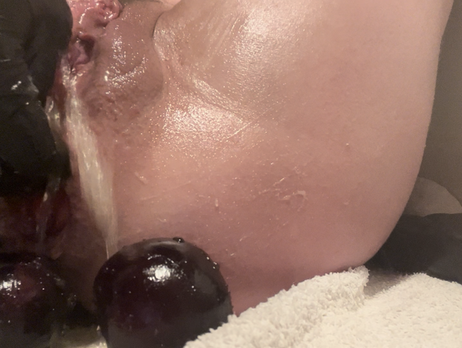 Download: Lola84foryou - Meine Arschvotze bekommt Pflaumen und dann wird losgepisst