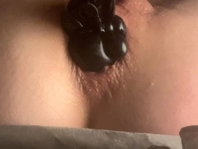 Download: Lola84foryou - Den Arsch mit Latexkugeln gefüllt
