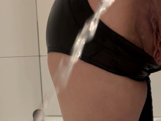 Download: Lola84foryou - Geile Duschspiele…es wird richtig nass! Natursekt und Analspülung