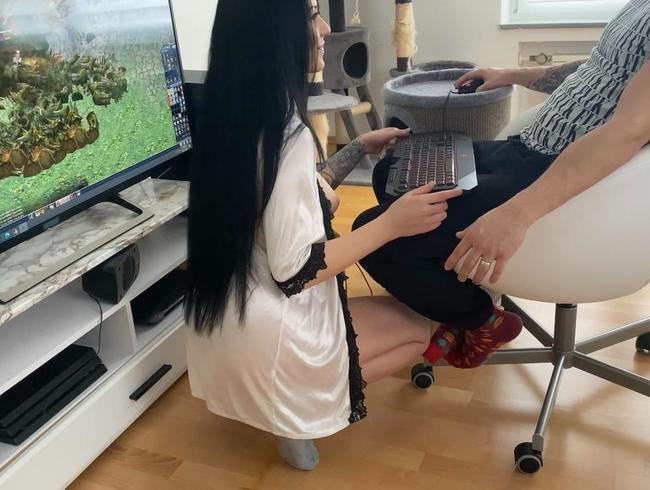 Download: Lola_Candy - Du zockst!? Ich hol mir trotzdem deinen Saft!