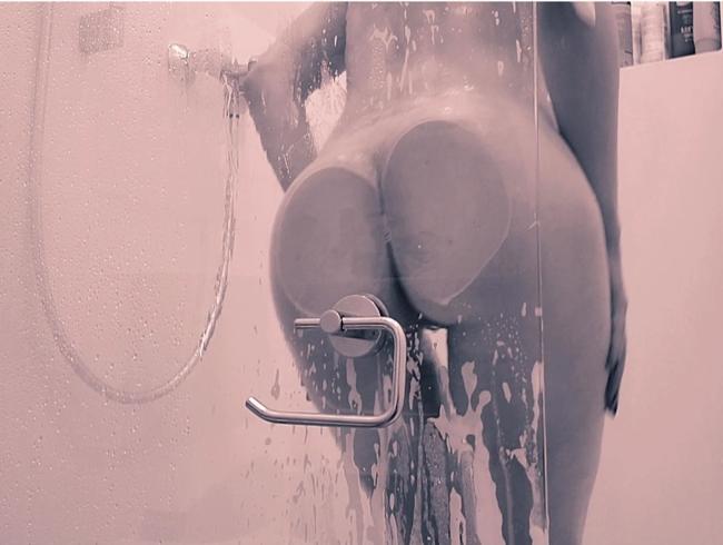 Download: Lou-ShayenneVolpe - Schaum-Dusche