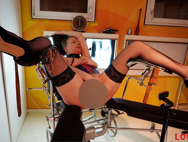 Download: Love-Cat - Beim Stream auf dem Gyn-Stuhl verschiedene Dildos, Finger und Plugs ausprobiert