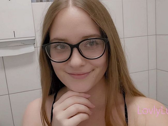 Download: LovlyLuna - Extrem riskant auf öffentlichem Klo gefingert und fast erwischt