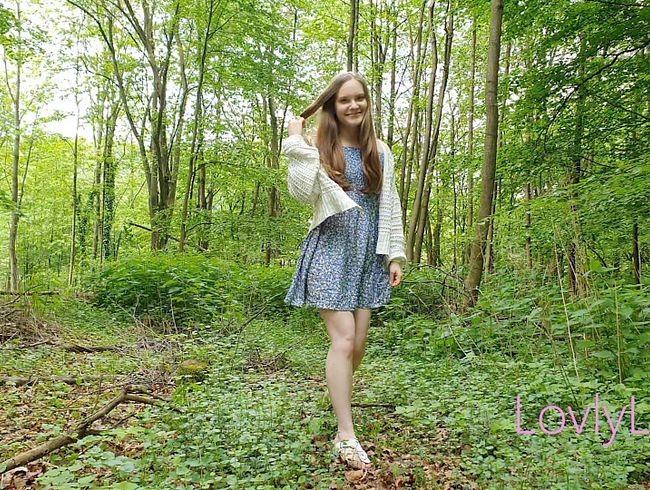 Download: LovlyLuna - Geheimes Treffen im Wald!