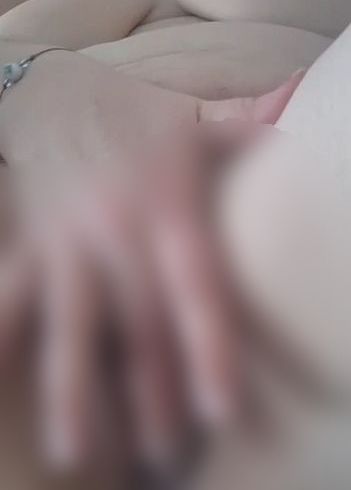 Download: Luana93 - Mir ist Heis und ich mach es mir selbst weil ich es akkein nicht aushalte. Der Finger flutsch nur so