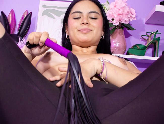 Download: LucyBlair - Lucy versohlt sich mit ihrem Lieblingslycra den Hintern auf die Muschi!!!!