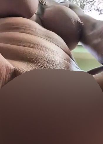 Download: Lucyyyyylove - Golden Shower - Natursekt mit geilen Fingerspielen