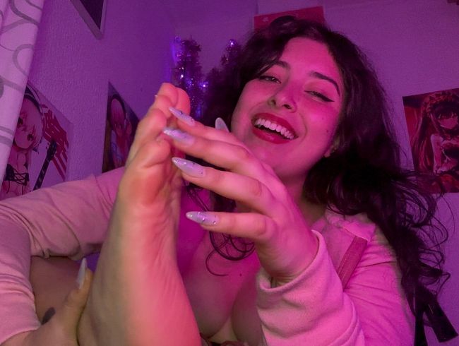 Download: LuhanaEberle - Kitzeln und Lecken für meine süßen Füße
